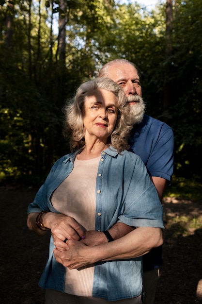 Casal de tiro médio de mãos dadas