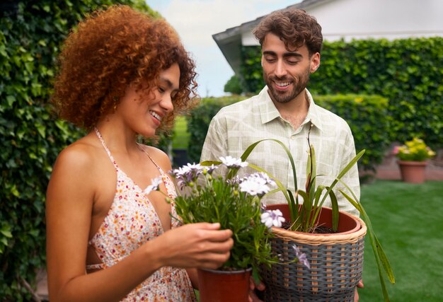 Casal de tiro médio decorando casa