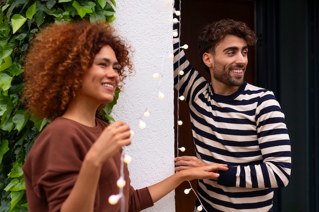 Casal de tiro médio decorando casa