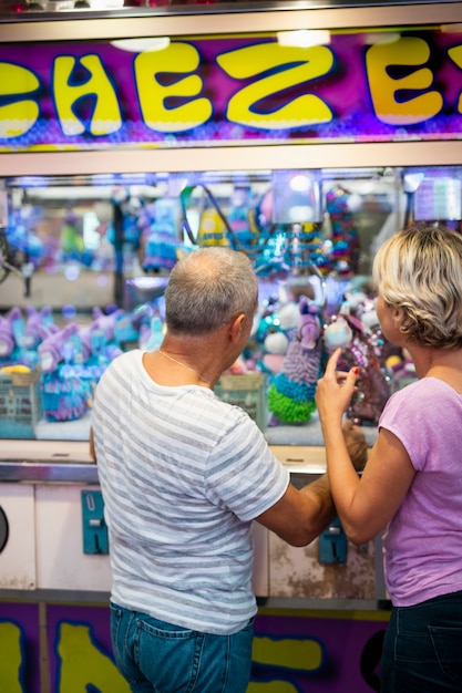 Foto grátis casal de tiro médio no carrinho de brinquedo