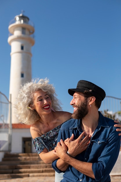 Foto grátis casal de tiro médio no farol