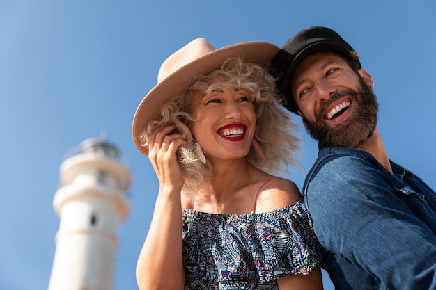 Foto grátis casal de tiro médio no farol