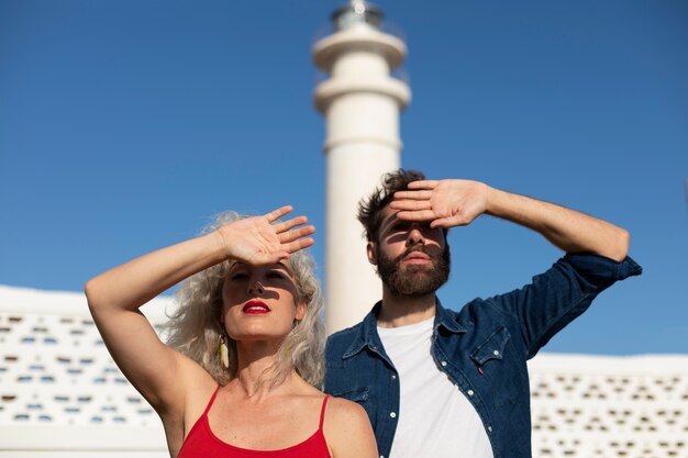 Casal de tiro médio no farol