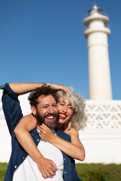 Foto grátis casal de tiro médio no farol