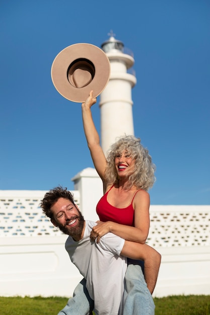 Foto grátis casal de tiro médio no farol