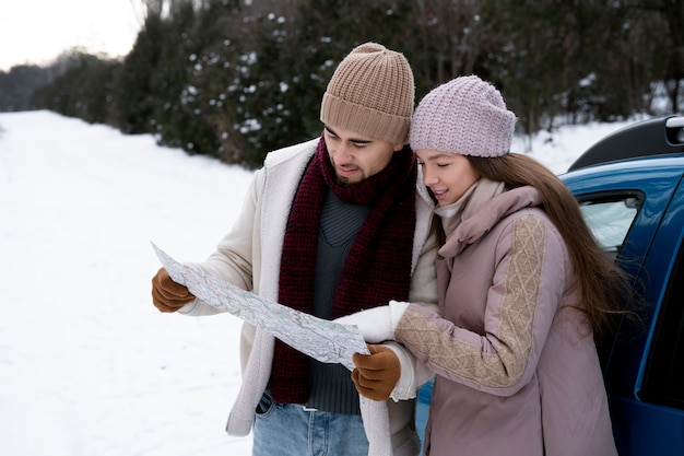 Casal de tiro médio olhando para o mapa