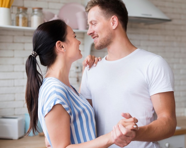 Casal de tiro médio, olhando um ao outro