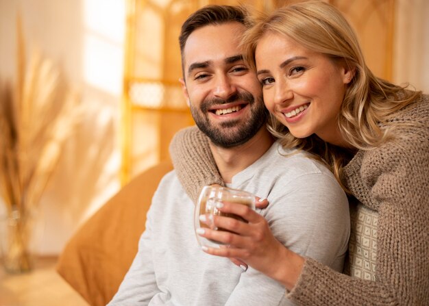 Casal de tiro médio posando juntos