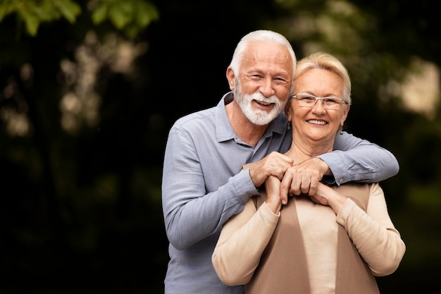 Casal de tiro médio posando juntos