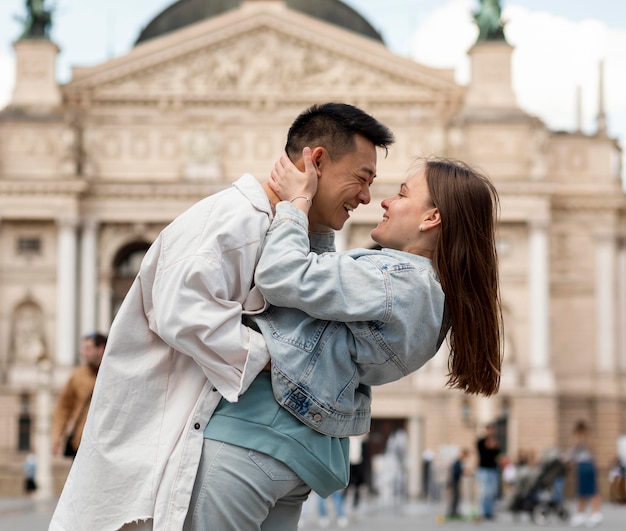 Casal de tiro médio pronto para se beijar