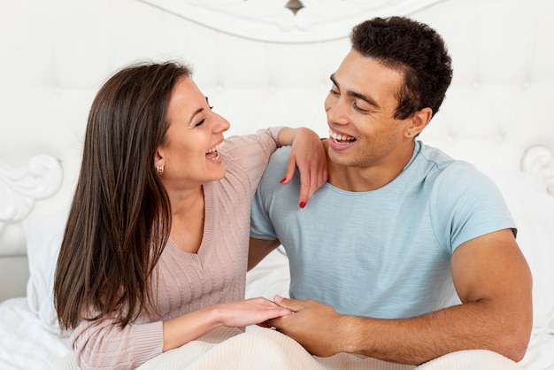 Casal de tiro médio rindo juntos