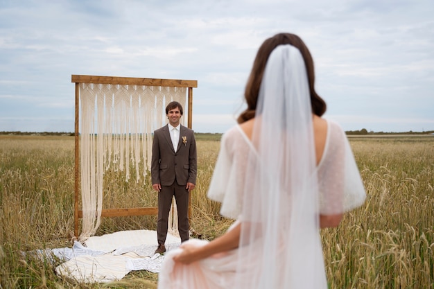 Foto grátis casal de tiro médio se casando