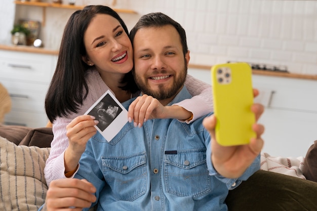 Foto grátis casal de tiro médio segurando ultrassom