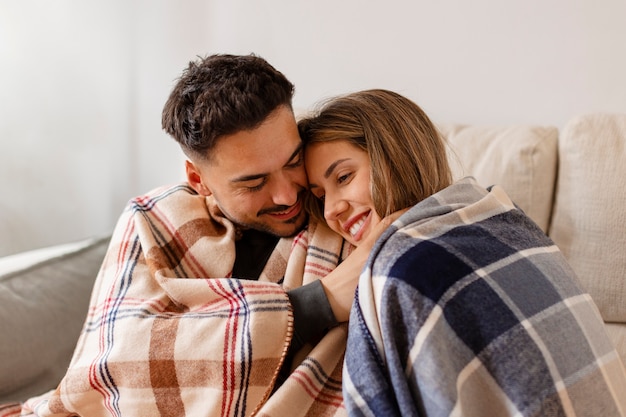 Casal de tiro médio sendo carinhoso dentro de casa