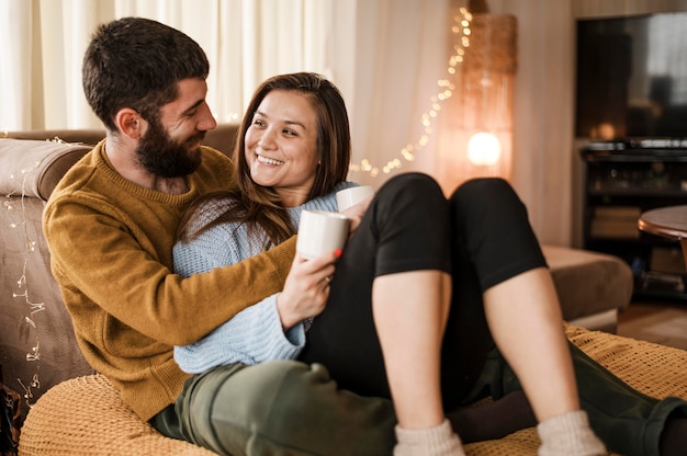 Casal de tiro médio sentados juntos