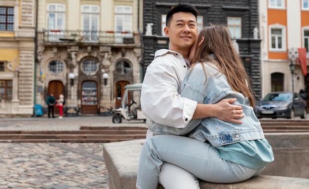 Casal de tiro médio sentados juntos