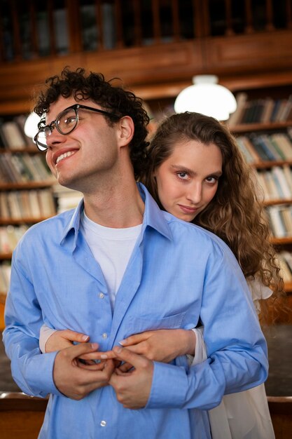 Casal de tiro médio tendo um encontro na livraria