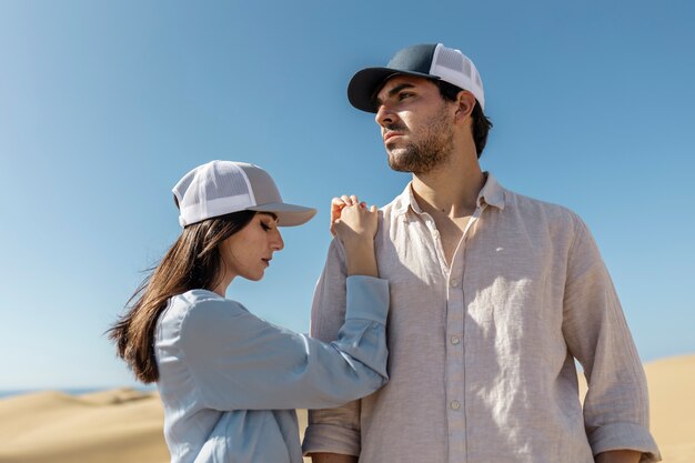 Casal de tiro médio usando chapéus de caminhoneiro