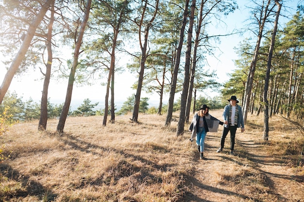 Foto grátis casal de tiro no escuro andando no parque