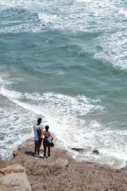 Casal de tiro no escuro com tapetes de ioga ao ar livre