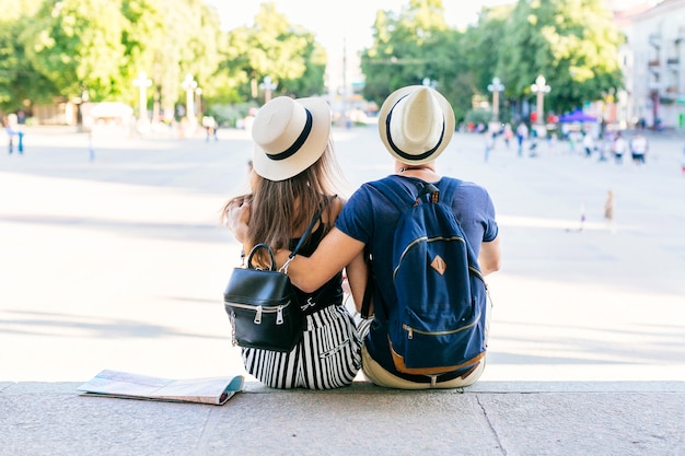 Casal de turista em férias sentado na cidade