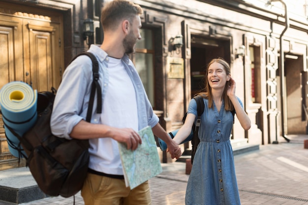 Casal de turista fora com mapa