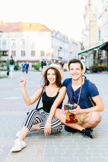 Casal de turista sentado na cidade