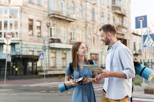 Casal de turistas na cidade