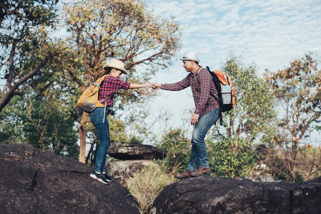 Casal de turistas na floresta na montanha