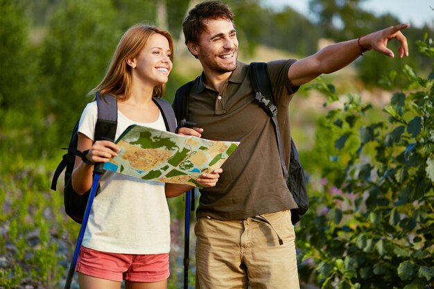 Casal de turistas para caminhadas