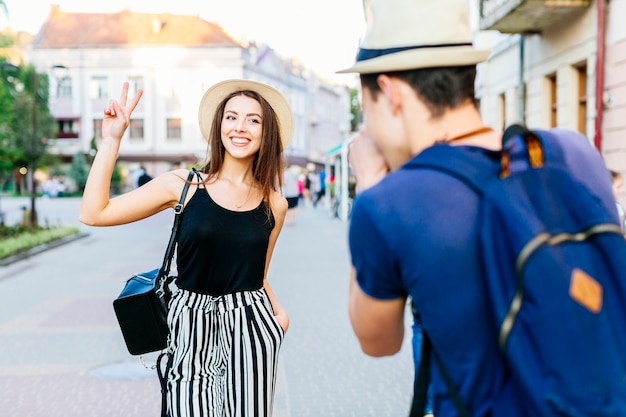 Casal de turistas tirando foto na cidade