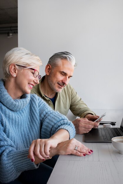 Casal de velhos aprendendo a usar a tecnologia