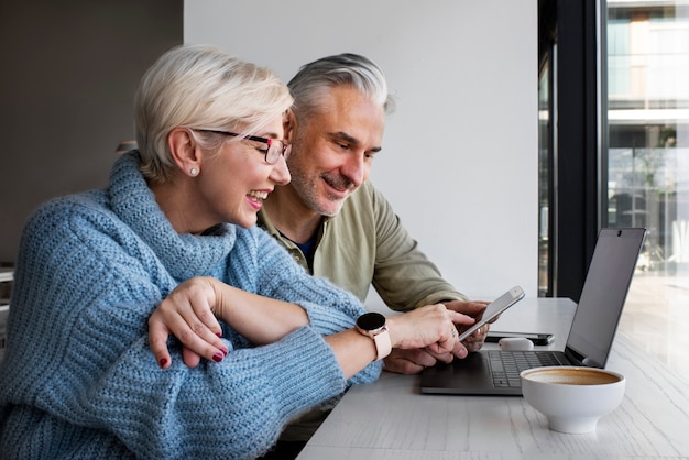 Casal de velhos aprendendo a usar a tecnologia