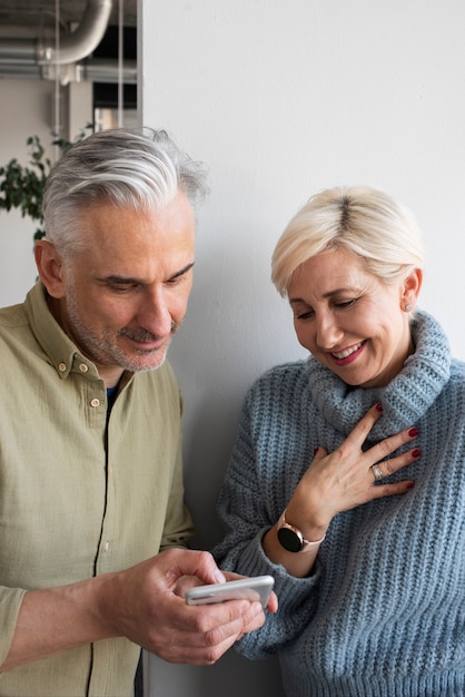 Casal de velhos aprendendo a usar a tecnologia