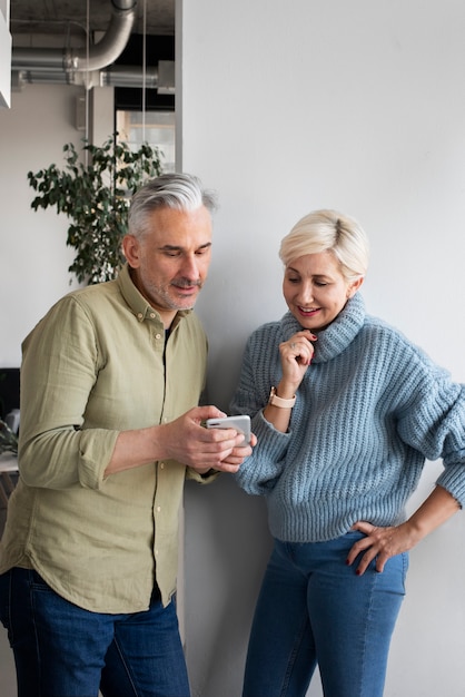 Casal de velhos aprendendo a usar a tecnologia