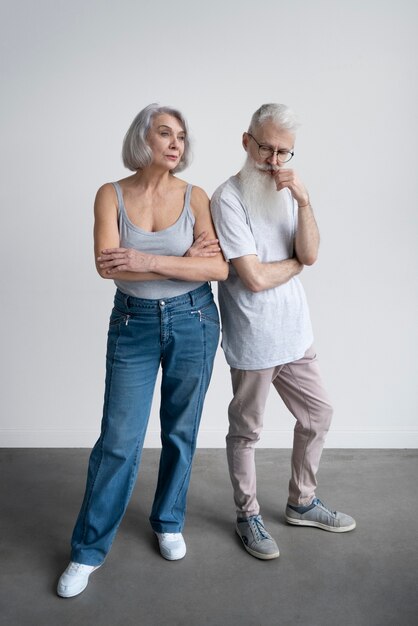 Casal de velhos elegantes em roupas casuais