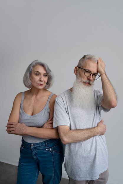 Casal de velhos elegantes em roupas casuais