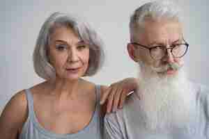 Foto grátis casal de velhos elegantes em roupas casuais