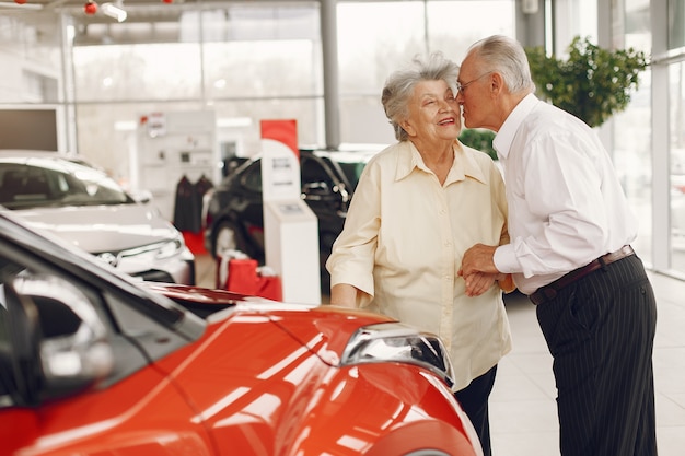 Foto grátis casal de velhos elegantes em um salão de carro