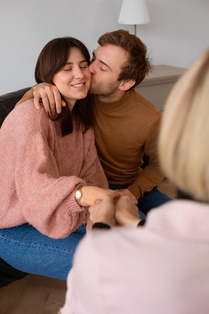 Foto grátis casal de vista frontal em terapia