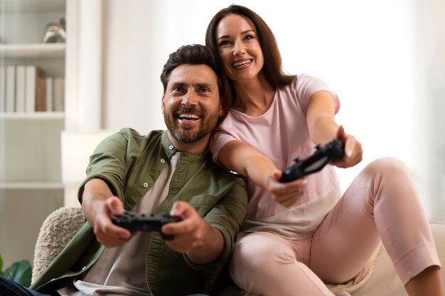 Casal de vista frontal jogando videogame