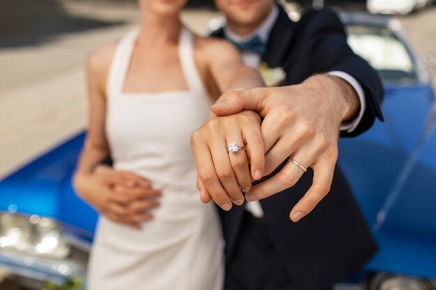 Casal de vista frontal usando anéis de casamento