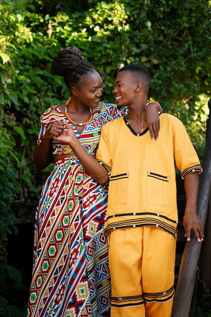 Foto grátis casal de vista frontal vestindo traje nativo