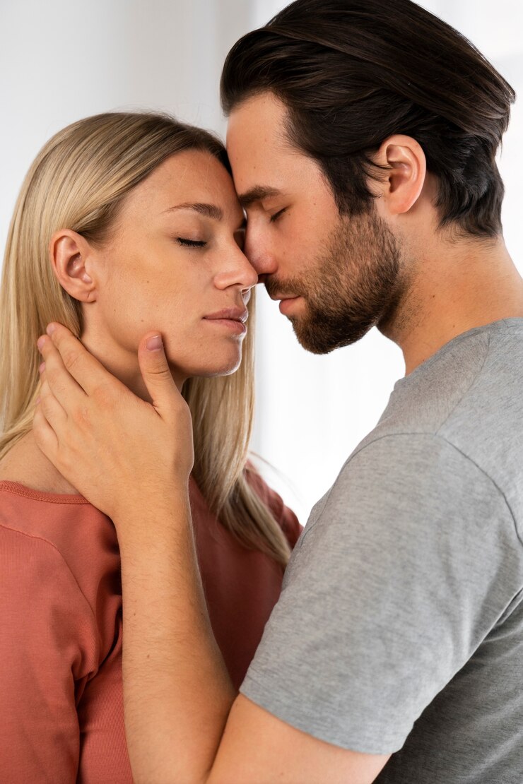 Foto grátis casal de vista lateral apoiando um ao outro