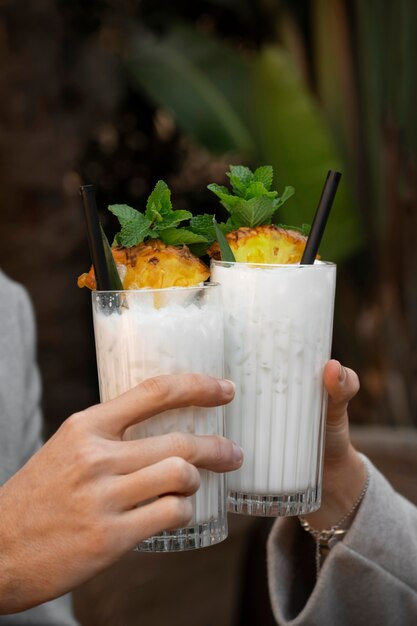 Casal de vista lateral com pina colada