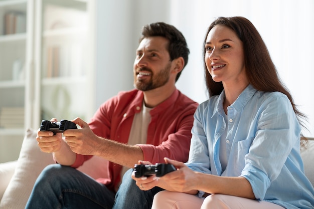 Casal de vista lateral jogando videogame