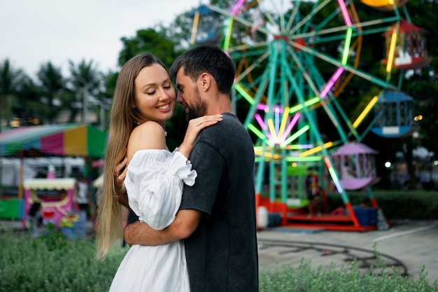 Foto grátis casal de vista lateral sendo íntimo em público