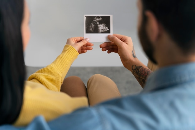 Foto grátis casal de vista traseira esperando bebê