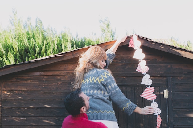 Casal decorando casa com corações