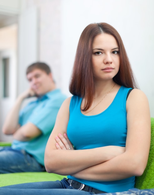 Casal depois de discussão em casa